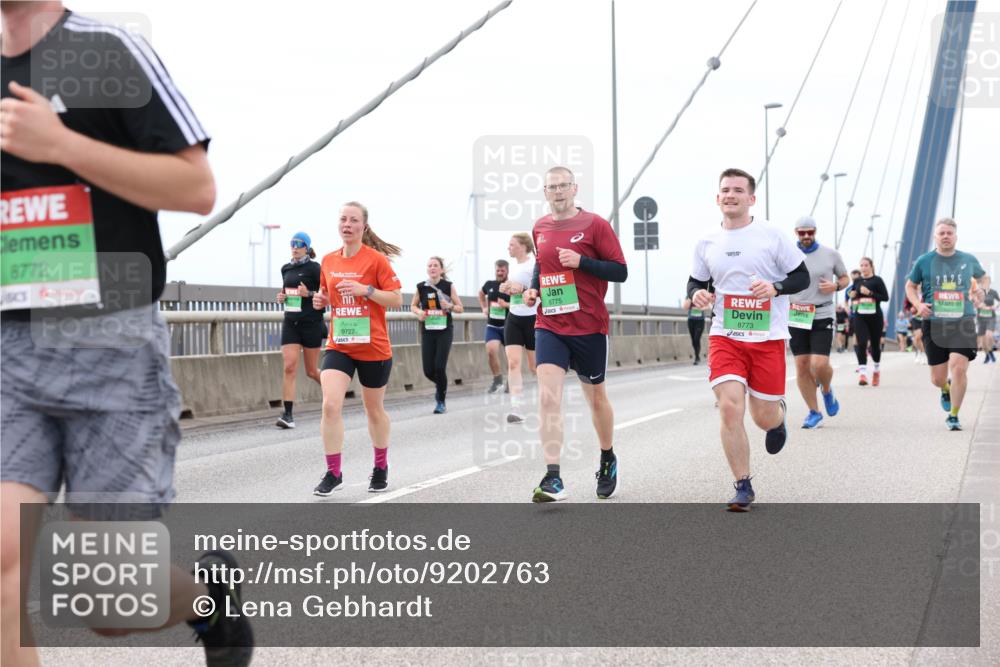 03.10.2025 - Köhlbrandbrückenlauf Lena Gebhardt http://msf.ph/oto/9202763 03.10.2025 15:50:18 Position 2 8772, 9727, 8775, 8773, 2025, 4 meine-sportfotos.de