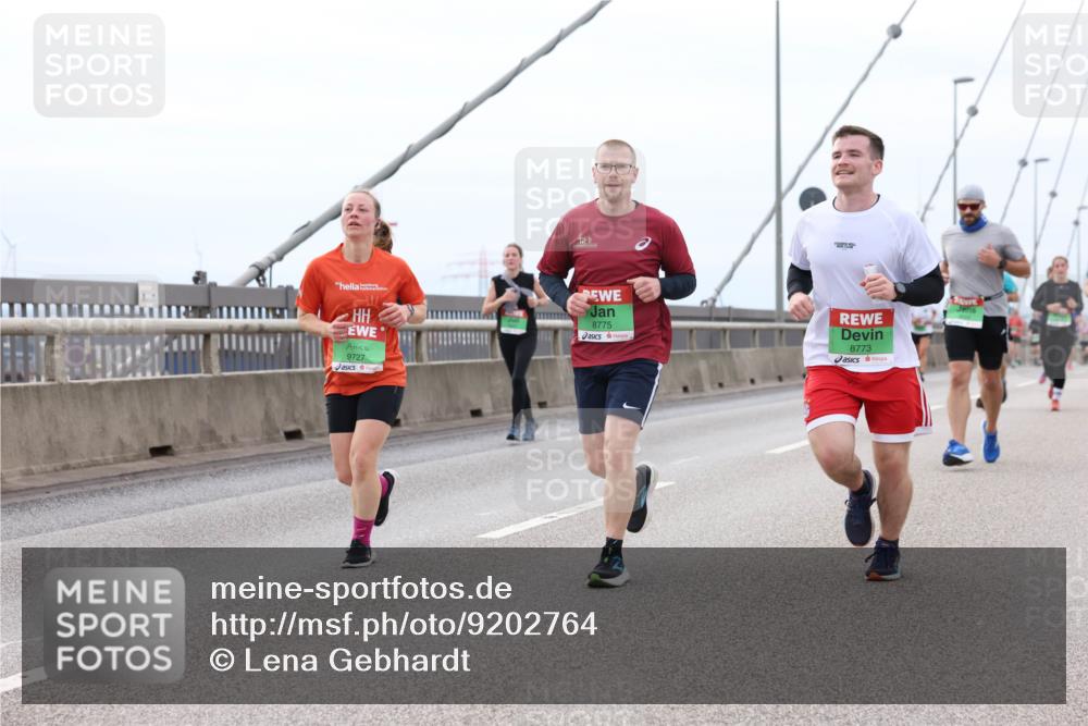 03.10.2025 - Köhlbrandbrückenlauf Lena Gebhardt http://msf.ph/oto/9202764 03.10.2025 15:50:19 Position 2 9727, 8775, 8773 meine-sportfotos.de