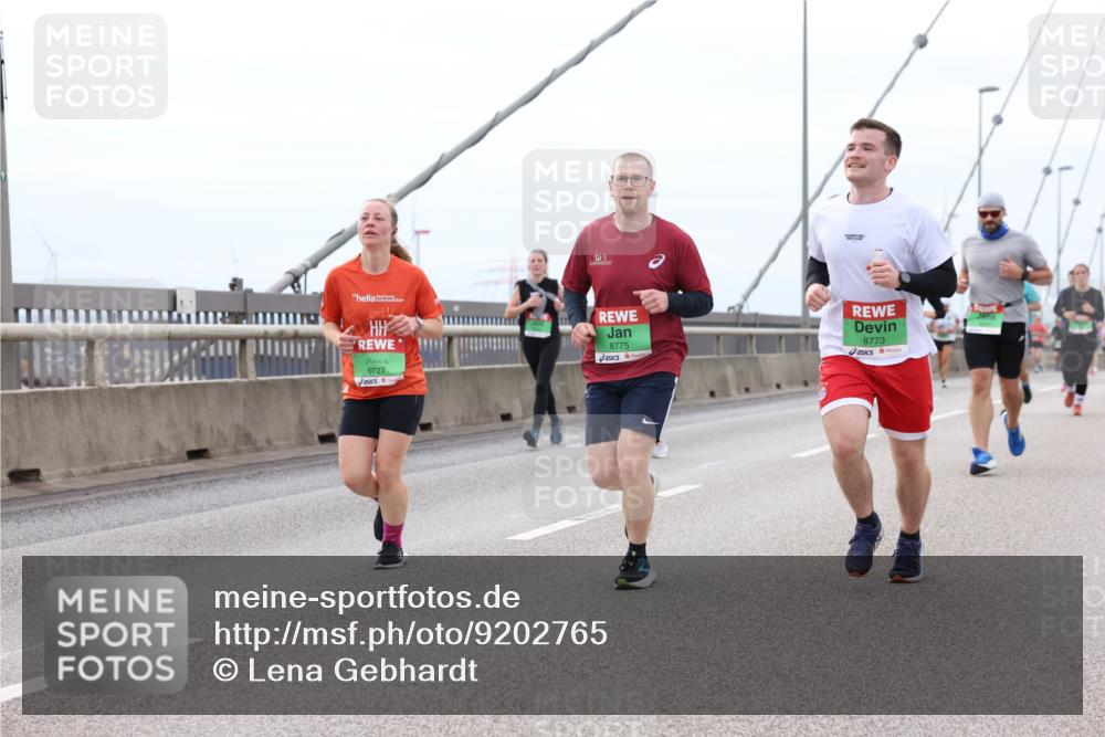 03.10.2025 - Köhlbrandbrückenlauf Lena Gebhardt http://msf.ph/oto/9202765 03.10.2025 15:50:19 Position 2 9727, 8775, 8773 meine-sportfotos.de