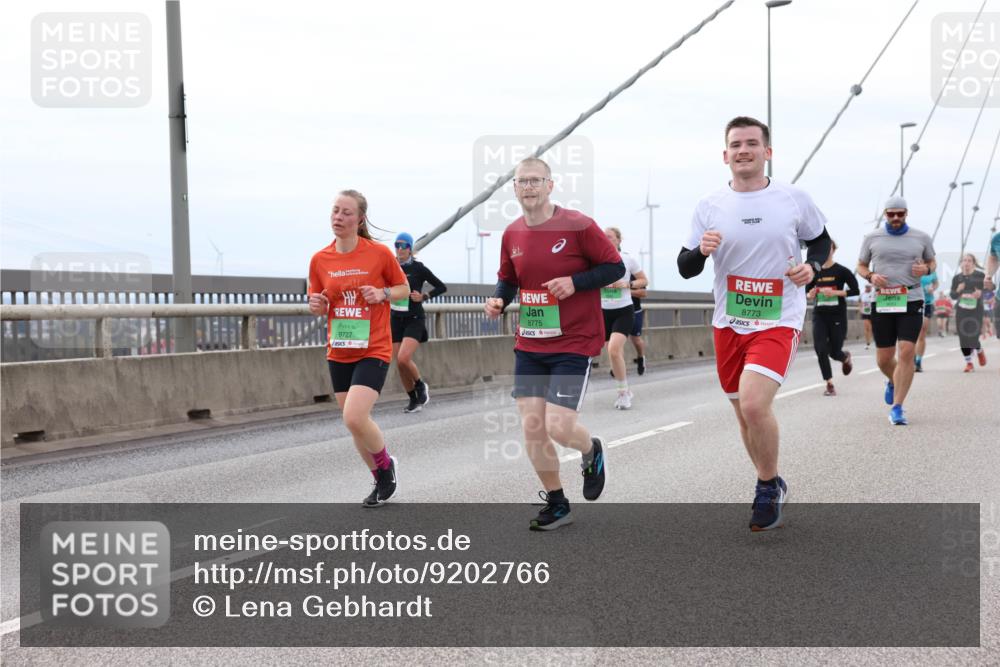 03.10.2025 - Köhlbrandbrückenlauf Lena Gebhardt http://msf.ph/oto/9202766 03.10.2025 15:50:19 Position 2 9727, 8775, 8773 meine-sportfotos.de