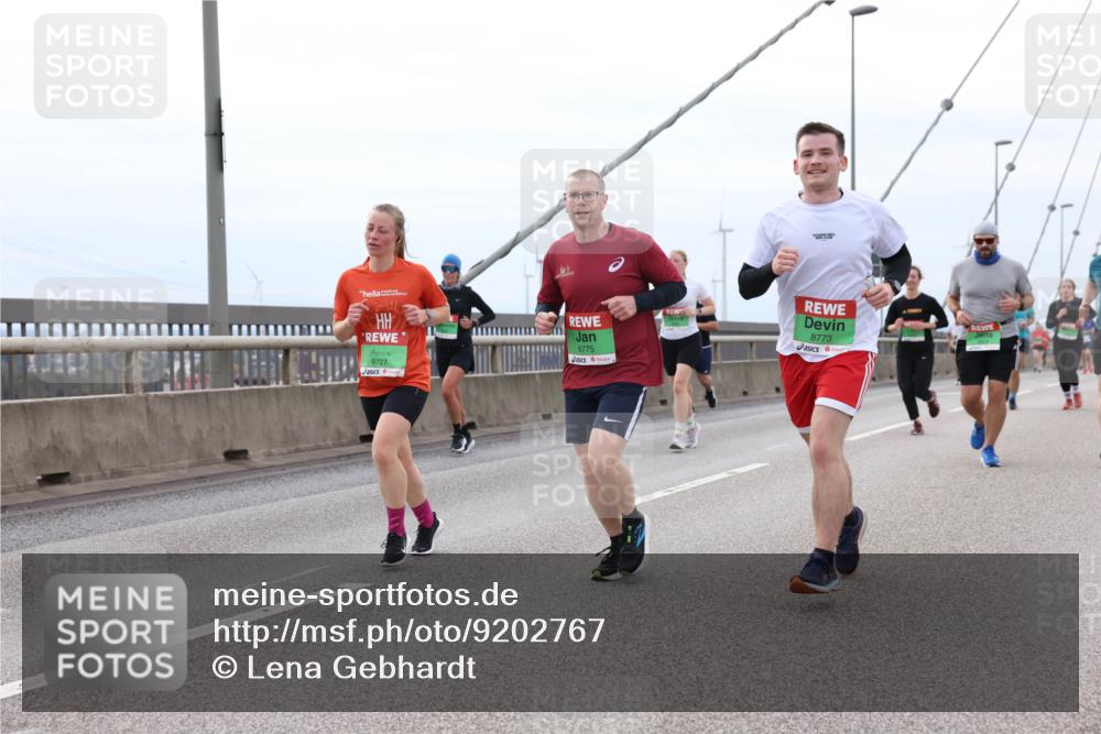 03.10.2025 - Köhlbrandbrückenlauf Lena Gebhardt http://msf.ph/oto/9202767 03.10.2025 15:50:19 Position 2 9727, 8775, 8773 meine-sportfotos.de