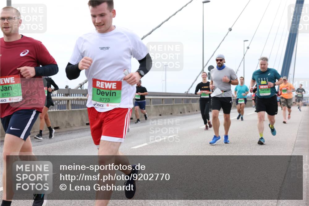 03.10.2025 - Köhlbrandbrückenlauf Lena Gebhardt http://msf.ph/oto/9202770 03.10.2025 15:50:20 Position 2 8775, 8773 meine-sportfotos.de