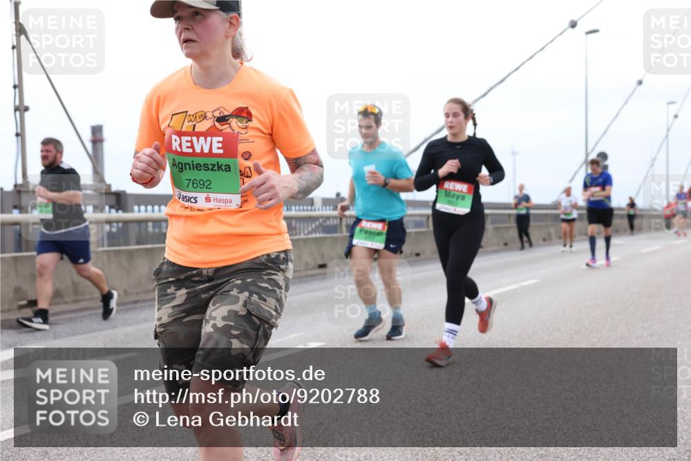 03.10.2025 - Köhlbrandbrückenlauf Lena Gebhardt http://msf.ph/oto/9202788 03.10.2025 15:50:25 Position 2 7692 meine-sportfotos.de