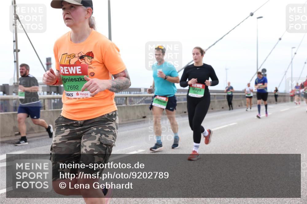 03.10.2025 - Köhlbrandbrückenlauf Lena Gebhardt http://msf.ph/oto/9202789 03.10.2025 15:50:25 Position 2 7692 meine-sportfotos.de