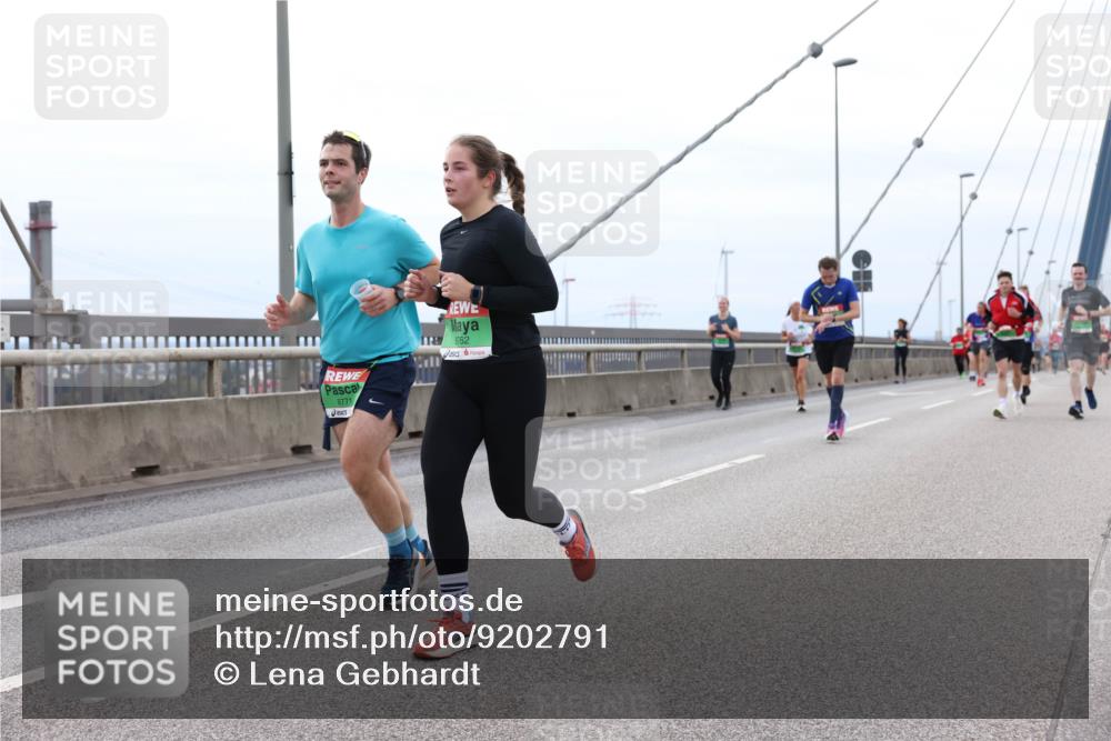 03.10.2025 - Köhlbrandbrückenlauf Lena Gebhardt http://msf.ph/oto/9202791 03.10.2025 15:50:25 Position 2 8771, 8762 meine-sportfotos.de
