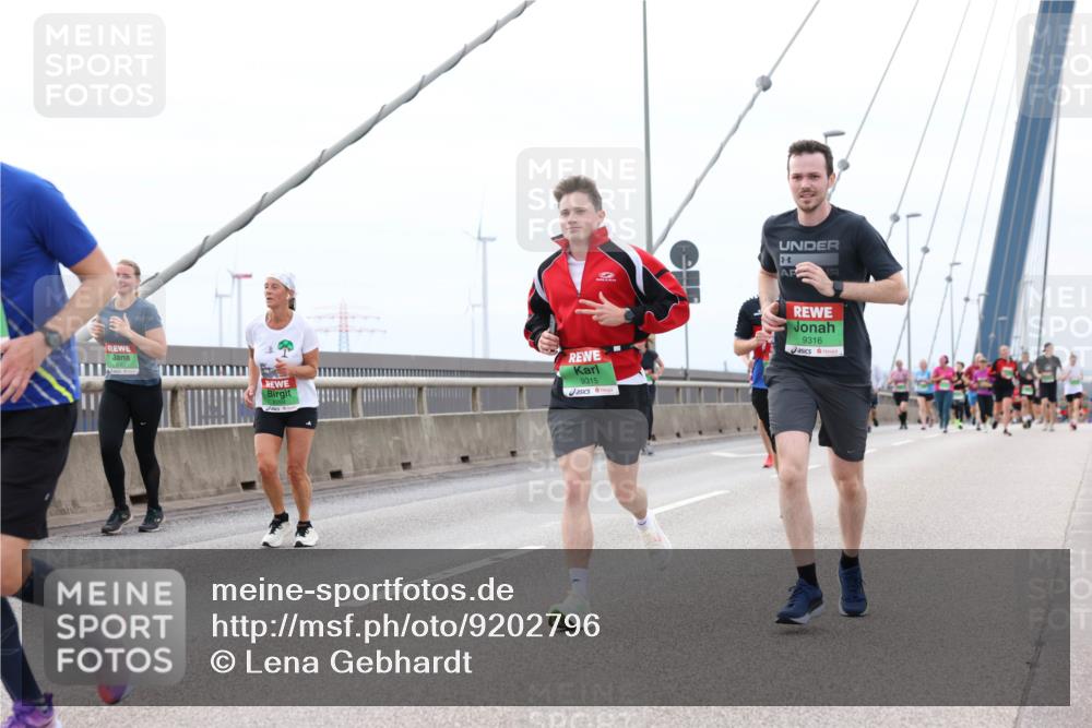 03.10.2025 - Köhlbrandbrückenlauf Lena Gebhardt http://msf.ph/oto/9202796 03.10.2025 15:50:28 Position 2 9315, 8, 9316 meine-sportfotos.de