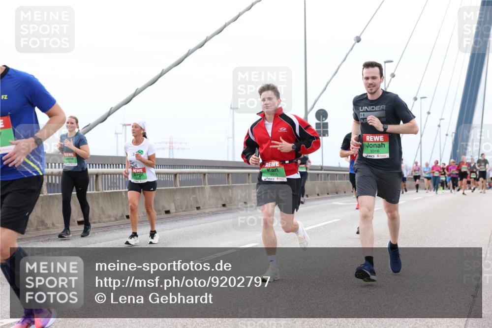03.10.2025 - Köhlbrandbrückenlauf Lena Gebhardt http://msf.ph/oto/9202797 03.10.2025 15:50:28 Position 2 9315, 9316 meine-sportfotos.de
