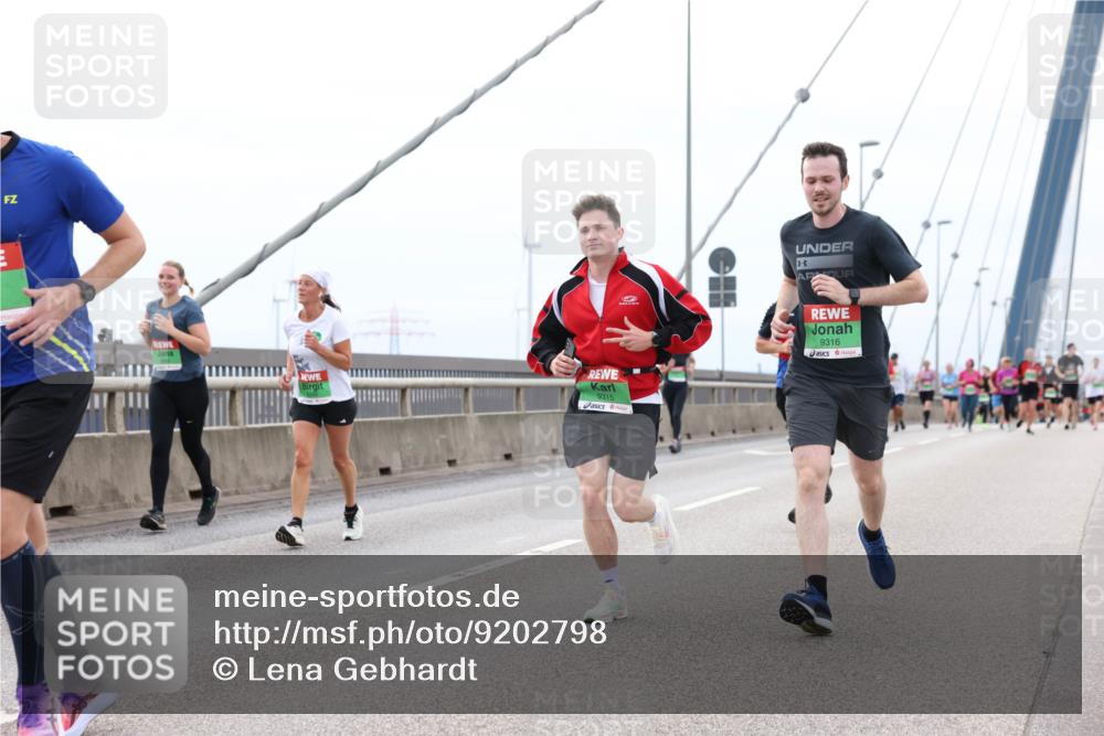 03.10.2025 - Köhlbrandbrückenlauf Lena Gebhardt http://msf.ph/oto/9202798 03.10.2025 15:50:28 Position 2 9315, 9316 meine-sportfotos.de