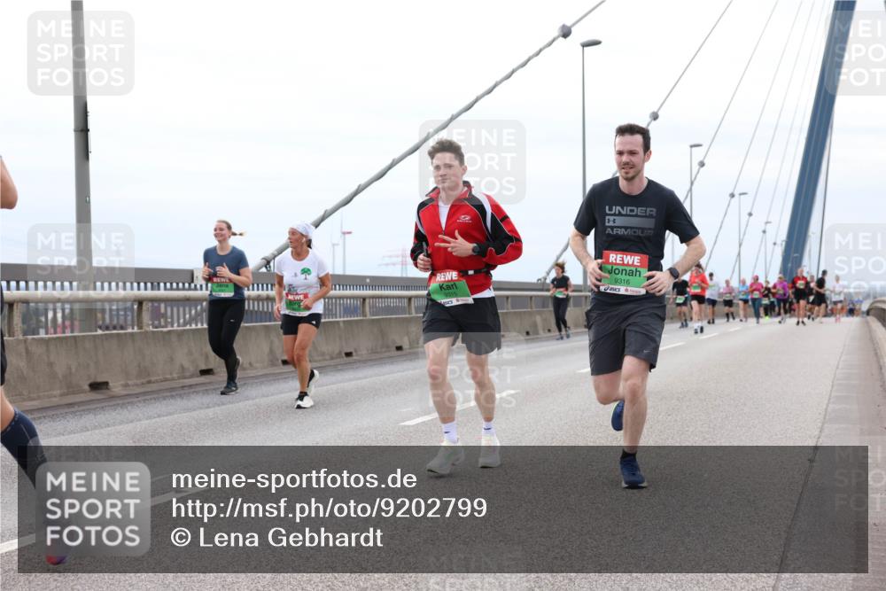 03.10.2025 - Köhlbrandbrückenlauf Lena Gebhardt http://msf.ph/oto/9202799 03.10.2025 15:50:29 Position 2 9315, 9316 meine-sportfotos.de