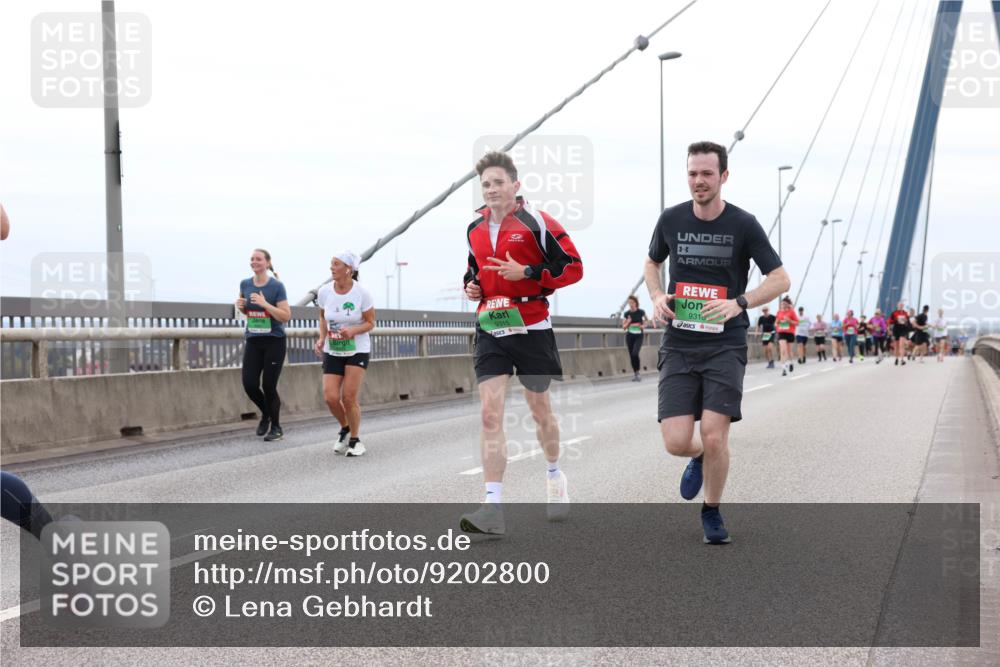 03.10.2025 - Köhlbrandbrückenlauf Lena Gebhardt http://msf.ph/oto/9202800 03.10.2025 15:50:29 Position 2 9315, 9310 meine-sportfotos.de