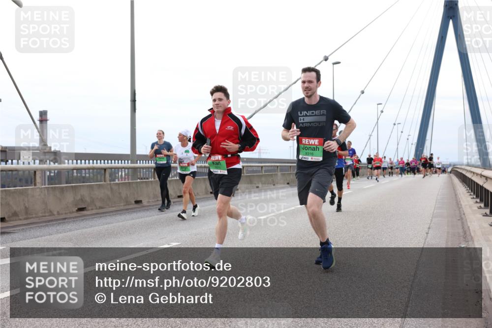 03.10.2025 - Köhlbrandbrückenlauf Lena Gebhardt http://msf.ph/oto/9202803 03.10.2025 15:50:29 Position 2 9315, 9316 meine-sportfotos.de