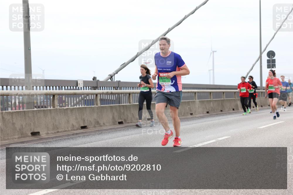 03.10.2025 - Köhlbrandbrückenlauf Lena Gebhardt http://msf.ph/oto/9202810 03.10.2025 15:50:33 Position 2 9383 meine-sportfotos.de