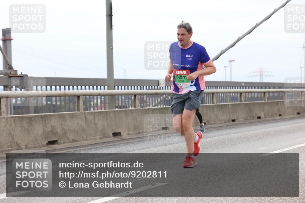 03.10.2025 - Köhlbrandbrückenlauf Lena Gebhardt http://msf.ph/oto/9202811 03.10.2025 15:50:33 Position 2 9383 meine-sportfotos.de