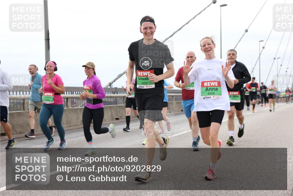 03.10.2025 - Köhlbrandbrückenlauf Lena Gebhardt http://msf.ph/oto/9202829 03.10.2025 15:50:43 Position 2 7264, 8409, 7717, 8408, 9459 meine-sportfotos.de