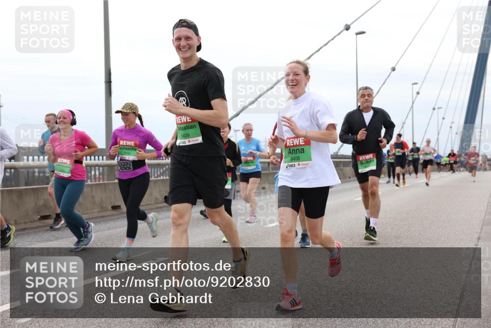 03.10.2025 - Köhlbrandbrückenlauf Lena Gebhardt http://msf.ph/oto/9202830 03.10.2025 15:50:43 Position 2 8409, 7194, 8408 meine-sportfotos.de