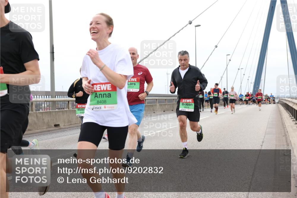 03.10.2025 - Köhlbrandbrückenlauf Lena Gebhardt http://msf.ph/oto/9202832 03.10.2025 15:50:44 Position 2 9460, 8408, 7717, 9459 meine-sportfotos.de