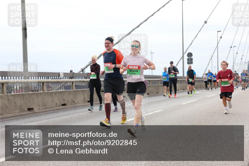 03.10.2025 - Köhlbrandbrückenlauf Lena Gebhardt http://msf.ph/oto/9202845 03.10.2025 15:50:49 Position 2 8928 meine-sportfotos.de