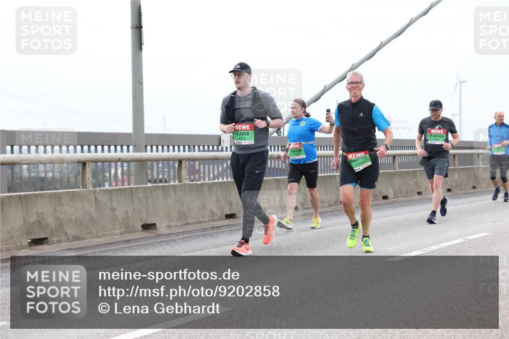 03.10.2025 - Köhlbrandbrückenlauf Lena Gebhardt http://msf.ph/oto/9202858 03.10.2025 15:50:53 Position 2 91, 8015, 816 meine-sportfotos.de