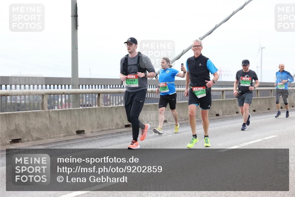 03.10.2025 - Köhlbrandbrückenlauf Lena Gebhardt http://msf.ph/oto/9202859 03.10.2025 15:50:53 Position 2 91, 8015, 8167 meine-sportfotos.de
