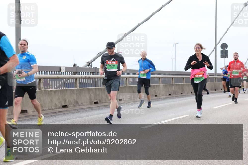 03.10.2025 - Köhlbrandbrückenlauf Lena Gebhardt http://msf.ph/oto/9202862 03.10.2025 15:50:54 Position 2  meine-sportfotos.de