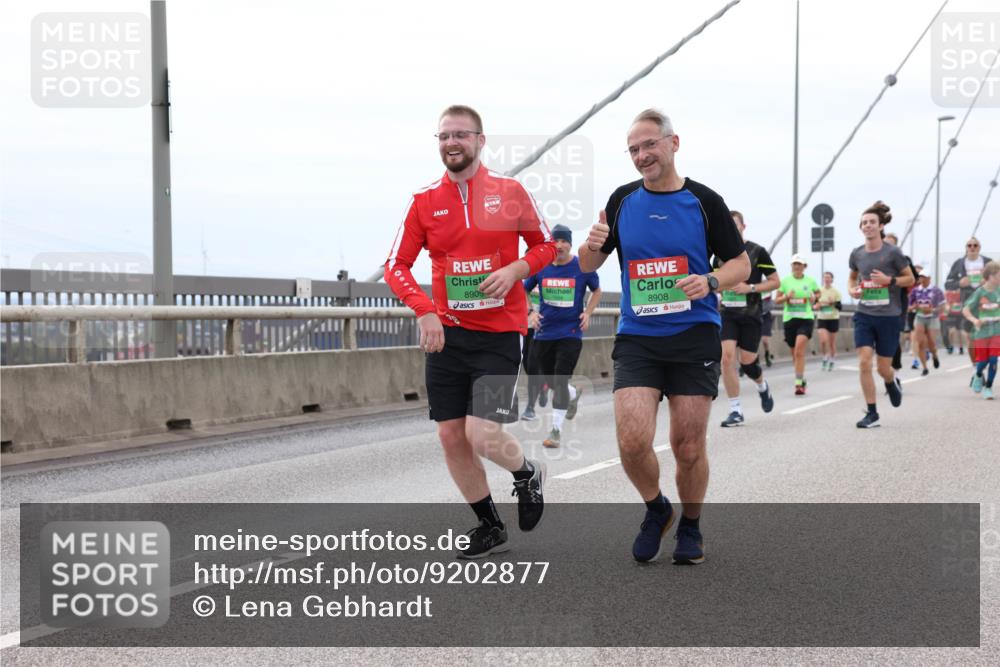 03.10.2025 - Köhlbrandbrückenlauf Lena Gebhardt http://msf.ph/oto/9202877 03.10.2025 15:50:58 Position 2 8908, 8909 meine-sportfotos.de