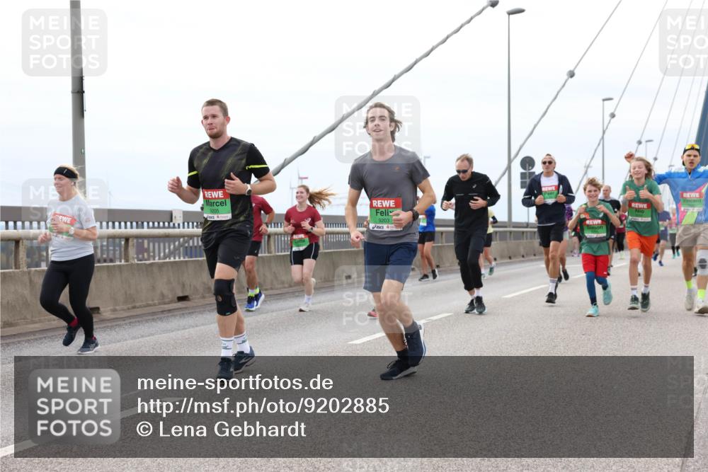 03.10.2025 - Köhlbrandbrückenlauf Lena Gebhardt http://msf.ph/oto/9202885 03.10.2025 15:51:01 Position 2 9205, 9203 meine-sportfotos.de