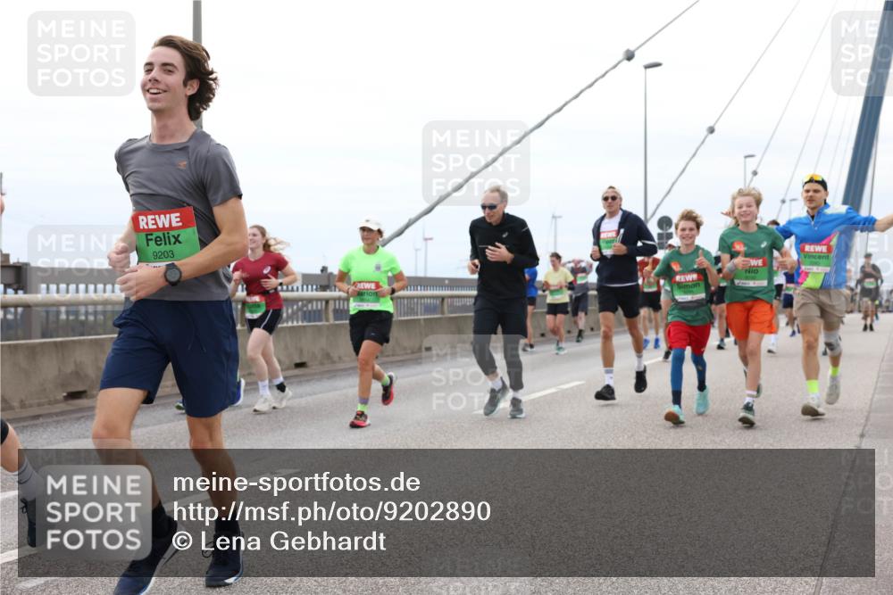 03.10.2025 - Köhlbrandbrückenlauf Lena Gebhardt http://msf.ph/oto/9202890 03.10.2025 15:51:02 Position 2 9203 meine-sportfotos.de