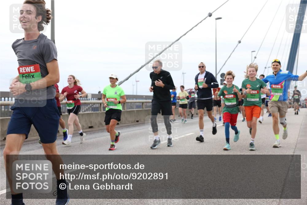 03.10.2025 - Köhlbrandbrückenlauf Lena Gebhardt http://msf.ph/oto/9202891 03.10.2025 15:51:02 Position 2 9203 meine-sportfotos.de