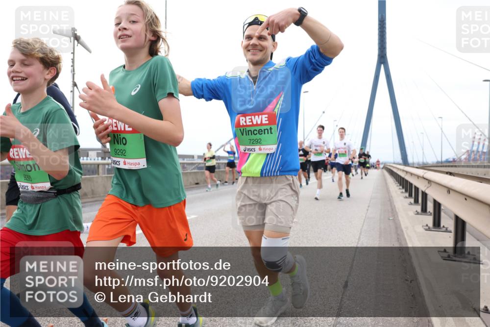03.10.2025 - Köhlbrandbrückenlauf Lena Gebhardt http://msf.ph/oto/9202904 03.10.2025 15:51:04 Position 2 9293, 9292, 7292 meine-sportfotos.de