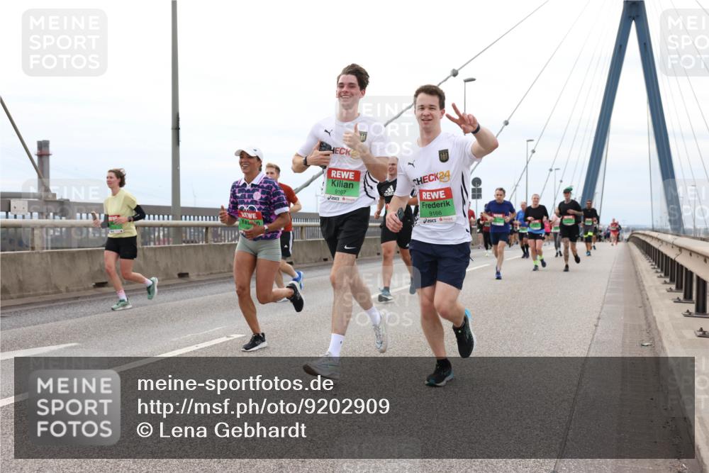 03.10.2025 - Köhlbrandbrückenlauf Lena Gebhardt http://msf.ph/oto/9202909 03.10.2025 15:51:06 Position 2 9167, 24, 9166 meine-sportfotos.de