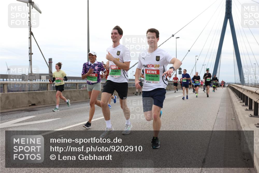 03.10.2025 - Köhlbrandbrückenlauf Lena Gebhardt http://msf.ph/oto/9202910 03.10.2025 15:51:06 Position 2 9167, 24, 9166 meine-sportfotos.de