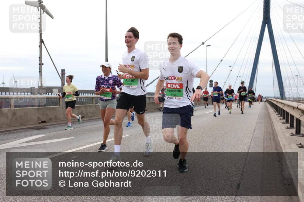 03.10.2025 - Köhlbrandbrückenlauf Lena Gebhardt http://msf.ph/oto/9202911 03.10.2025 15:51:06 Position 2 24, 9167, 24, 9166 meine-sportfotos.de
