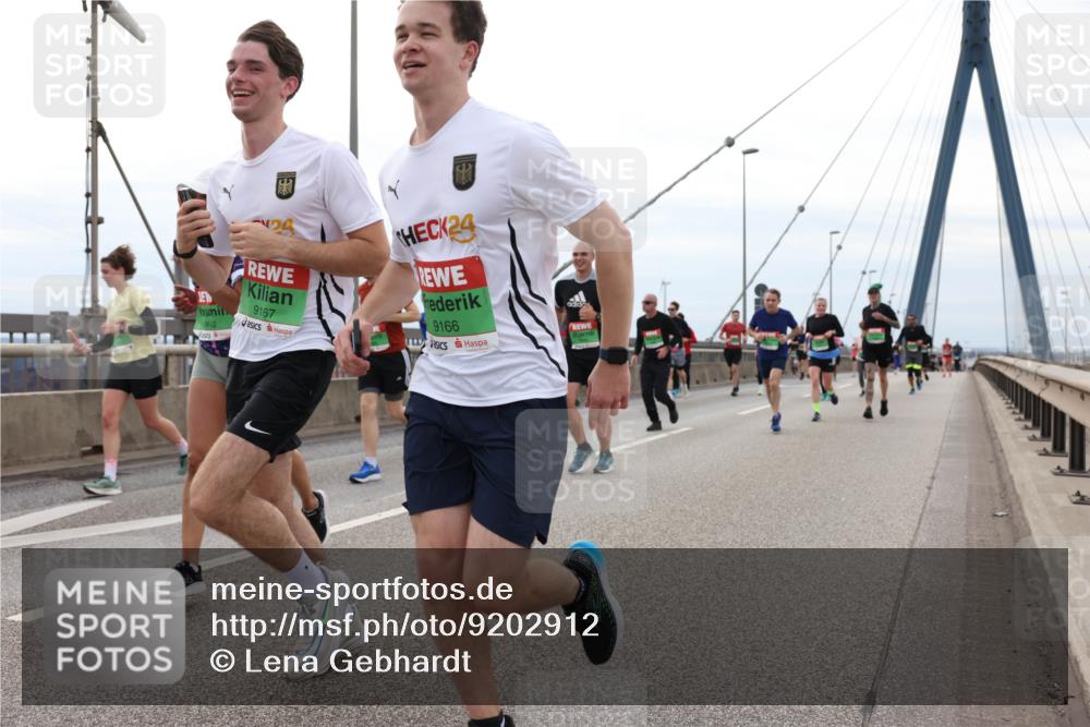 03.10.2025 - Köhlbrandbrückenlauf Lena Gebhardt http://msf.ph/oto/9202912 03.10.2025 15:51:06 Position 2 9612, 9167, 24, 9166 meine-sportfotos.de