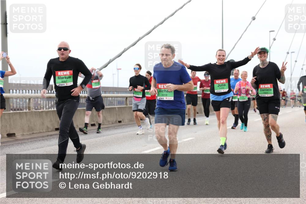 03.10.2025 - Köhlbrandbrückenlauf Lena Gebhardt http://msf.ph/oto/9202918 03.10.2025 15:51:08 Position 2 8057, 9318, 7454, 7850 meine-sportfotos.de