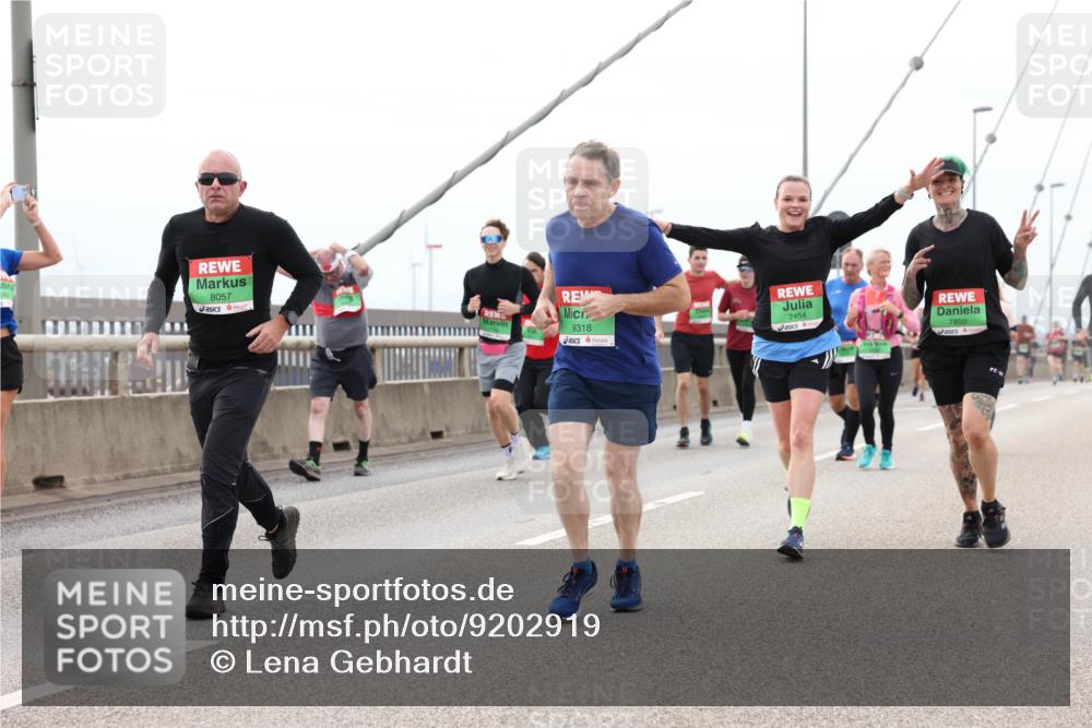 03.10.2025 - Köhlbrandbrückenlauf Lena Gebhardt http://msf.ph/oto/9202919 03.10.2025 15:51:08 Position 2 8057, 9318, 7454, 7850 meine-sportfotos.de