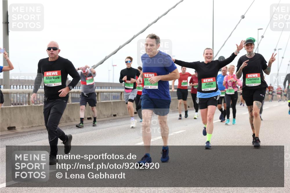 03.10.2025 - Köhlbrandbrückenlauf Lena Gebhardt http://msf.ph/oto/9202920 03.10.2025 15:51:08 Position 2 8057, 9318, 7454, 7850 meine-sportfotos.de