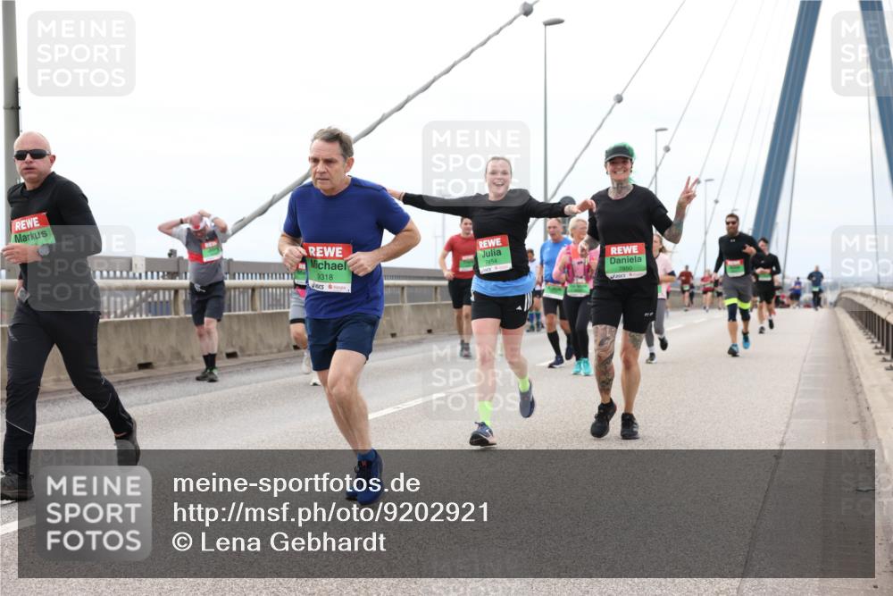 03.10.2025 - Köhlbrandbrückenlauf Lena Gebhardt http://msf.ph/oto/9202921 03.10.2025 15:51:09 Position 2 9318, 7454, 7850 meine-sportfotos.de