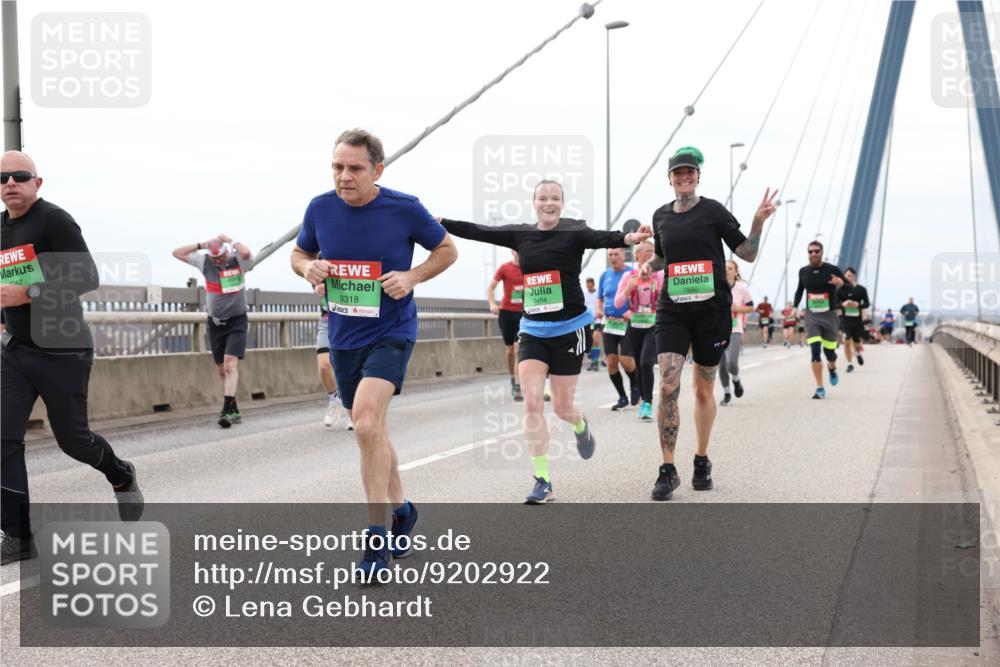 03.10.2025 - Köhlbrandbrückenlauf Lena Gebhardt http://msf.ph/oto/9202922 03.10.2025 15:51:09 Position 2 057, 9318, 7454, 7850 meine-sportfotos.de