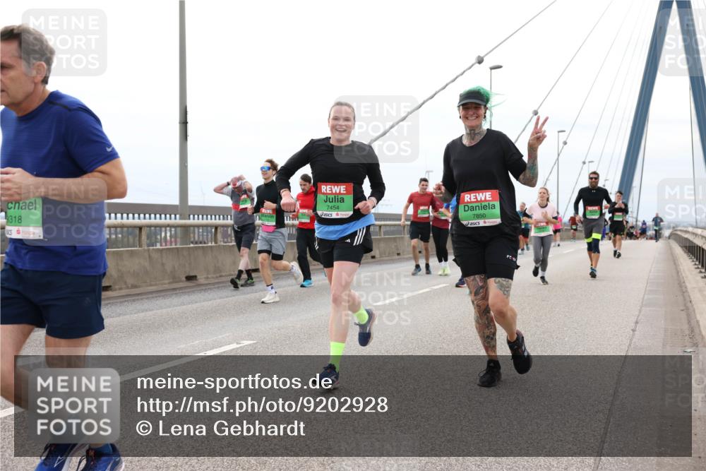 03.10.2025 - Köhlbrandbrückenlauf Lena Gebhardt http://msf.ph/oto/9202928 03.10.2025 15:51:10 Position 2 9318, 7454, 7850 meine-sportfotos.de