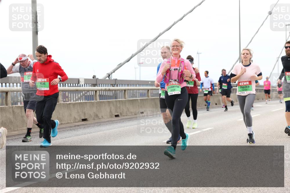 03.10.2025 - Köhlbrandbrückenlauf Lena Gebhardt http://msf.ph/oto/9202932 03.10.2025 15:51:11 Position 2 7871, 8028, 8700 meine-sportfotos.de