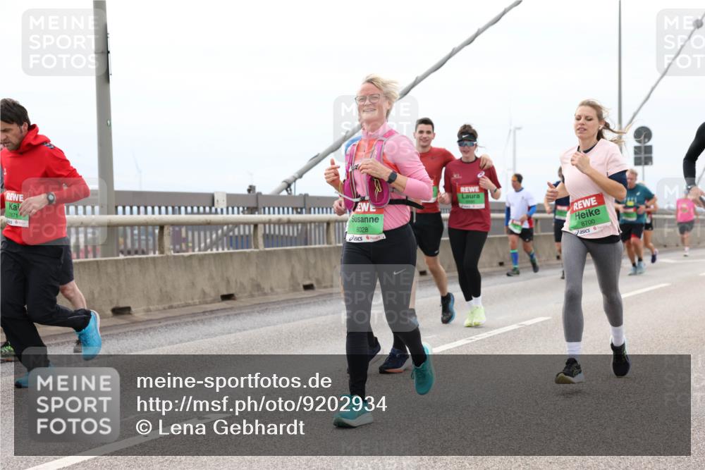 03.10.2025 - Köhlbrandbrückenlauf Lena Gebhardt http://msf.ph/oto/9202934 03.10.2025 15:51:11 Position 2 7871, 8028, 8700 meine-sportfotos.de
