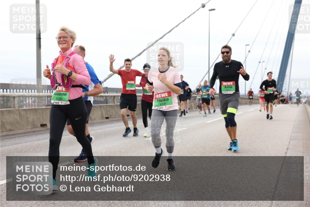 03.10.2025 - Köhlbrandbrückenlauf Lena Gebhardt http://msf.ph/oto/9202938 03.10.2025 15:51:12 Position 2 8028, 8700, 8607 meine-sportfotos.de