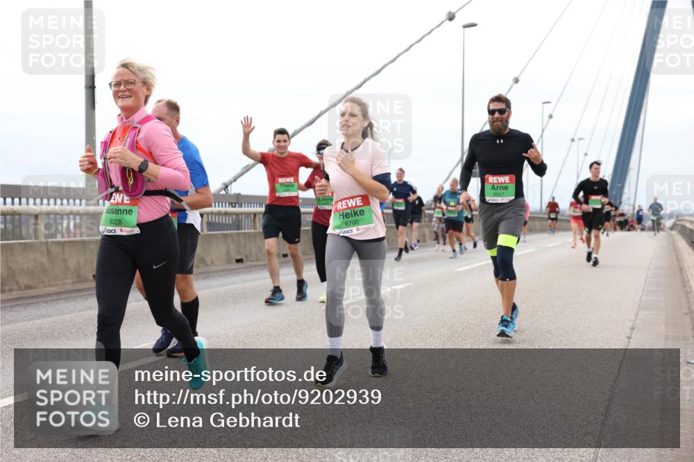 03.10.2025 - Köhlbrandbrückenlauf Lena Gebhardt http://msf.ph/oto/9202939 03.10.2025 15:51:12 Position 2 8028, 8700, 8607 meine-sportfotos.de