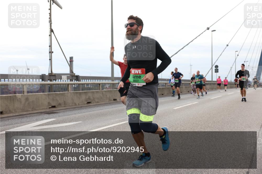 03.10.2025 - Köhlbrandbrückenlauf Lena Gebhardt http://msf.ph/oto/9202945 03.10.2025 15:51:13 Position 2 8607 meine-sportfotos.de