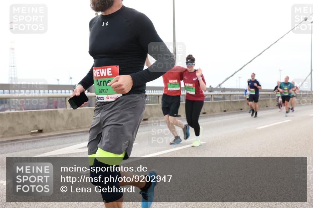 03.10.2025 - Köhlbrandbrückenlauf Lena Gebhardt http://msf.ph/oto/9202947 03.10.2025 15:51:14 Position 2 8607 meine-sportfotos.de