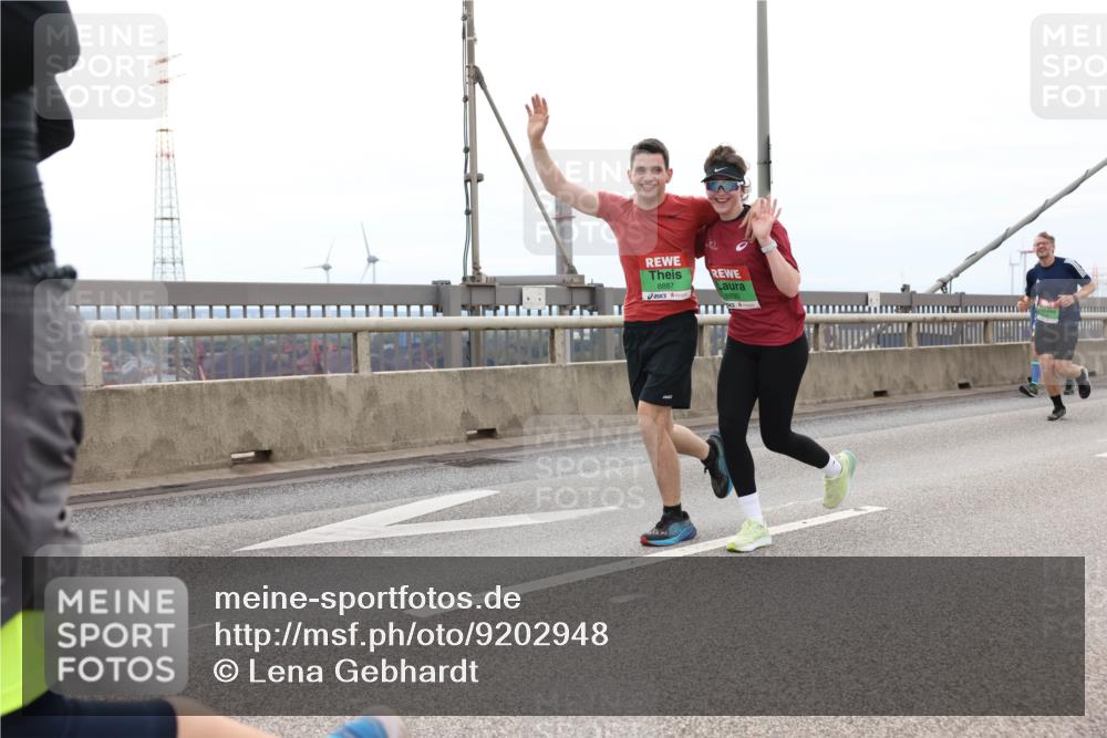 03.10.2025 - Köhlbrandbrückenlauf Lena Gebhardt http://msf.ph/oto/9202948 03.10.2025 15:51:14 Position 2 8887, 8890 meine-sportfotos.de