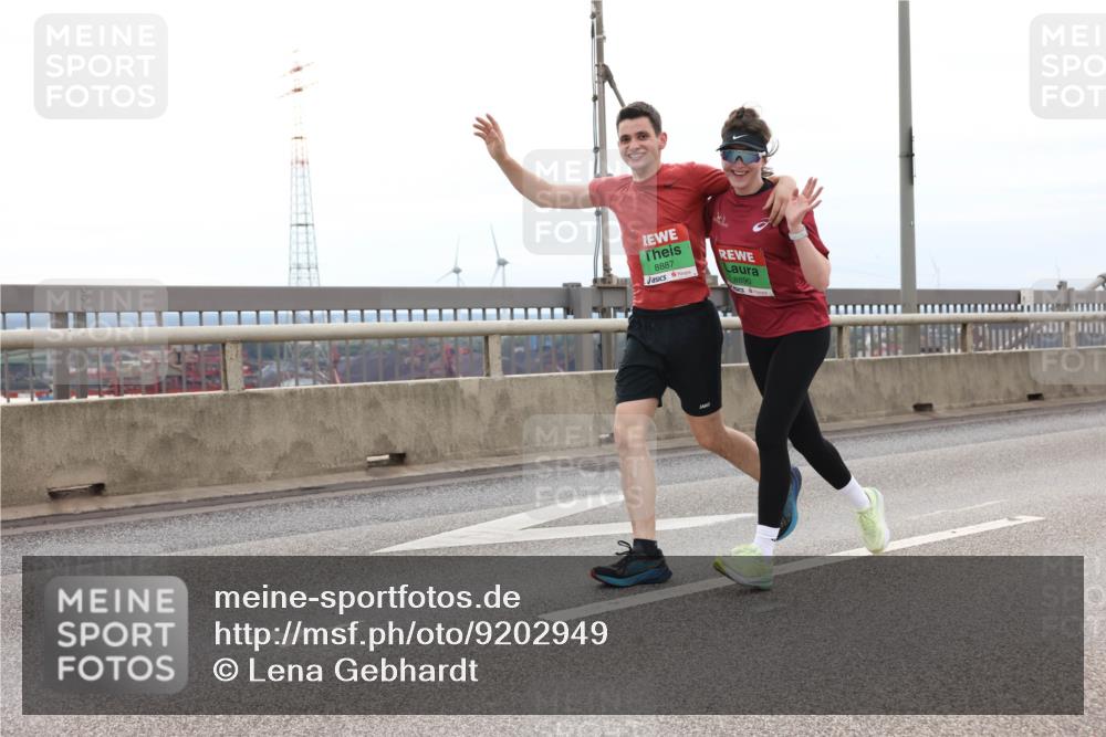 03.10.2025 - Köhlbrandbrückenlauf Lena Gebhardt http://msf.ph/oto/9202949 03.10.2025 15:51:14 Position 2 8887, 8890 meine-sportfotos.de