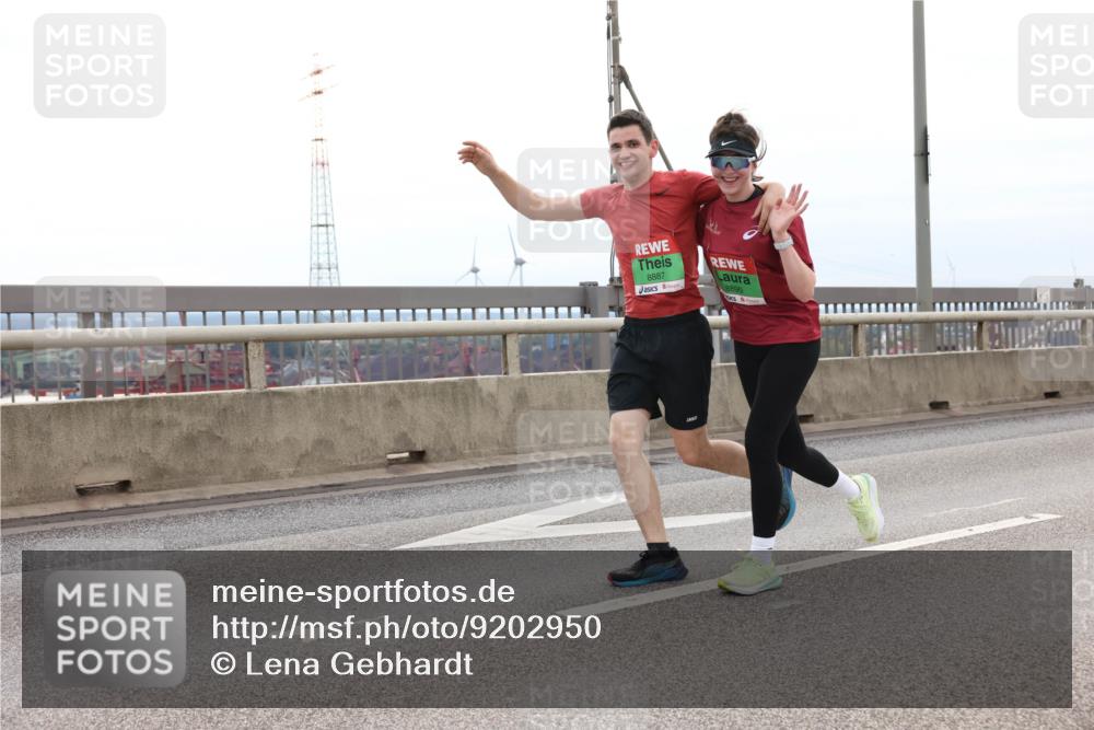 03.10.2025 - Köhlbrandbrückenlauf Lena Gebhardt http://msf.ph/oto/9202950 03.10.2025 15:51:14 Position 2 8887, 8890 meine-sportfotos.de