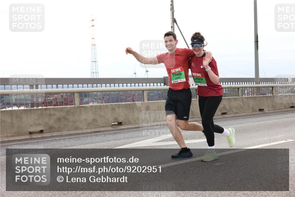 03.10.2025 - Köhlbrandbrückenlauf Lena Gebhardt http://msf.ph/oto/9202951 03.10.2025 15:51:14 Position 2 8887, 8890 meine-sportfotos.de