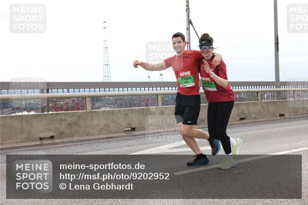03.10.2025 - Köhlbrandbrückenlauf Lena Gebhardt http://msf.ph/oto/9202952 03.10.2025 15:51:14 Position 2 8887, 8890 meine-sportfotos.de